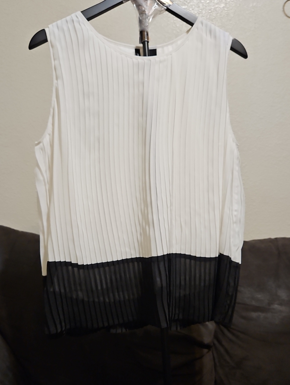 new directions White to Black Pleated Sleeveless Colorblock Tank